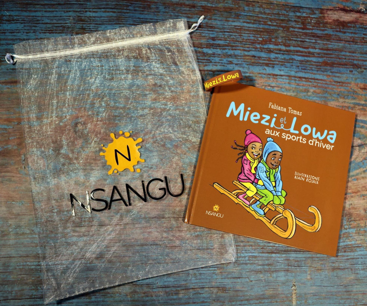 Miezi et Lowa aux sports d'hiver - AfrosementKids